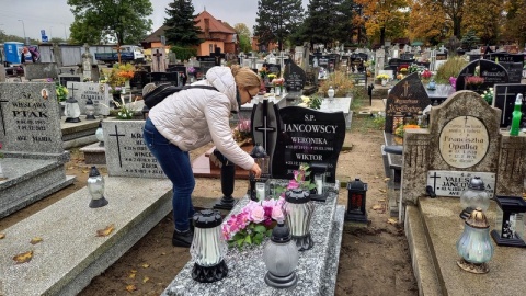 Na cmentarzach ruch już jest spory. Ludzie sprzątają, robią zakupy /fot. Agata Raczek