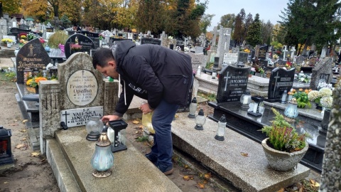 Na cmentarzach ruch już jest spory. Ludzie sprzątają, robią zakupy /fot. Agata Raczek