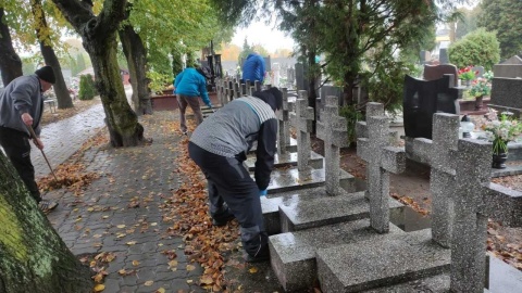 Skazańcy z Zakładu Karnego w Inowrocławiu wzorem ubiegłych lat uporządkowali groby i alejki cmentarza przy ul. Marcinkowskiego/fot. www.sw.gov.pl