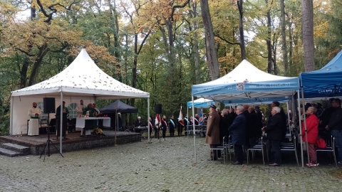 Mieszkańcy, w tym bliscy zamordowanych, harcerze i władze Torunia uczcili 84. rocznicę pierwszych straceń na Barbarce/fot. Michał Zaręba