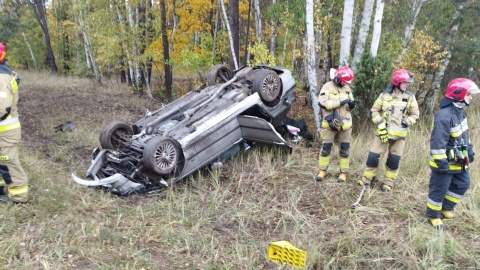 Samochód z czterema osobami w środku dachował. Kierowca uciekł, szuka go policja/fot. OSP Solec Kujawski