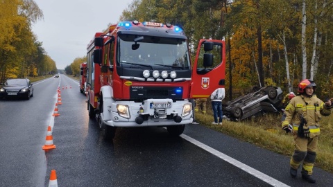 Samochód z czterema osobami w środku dachował. Kierowca uciekł, szuka go policja/fot. OSP Solec Kujawski