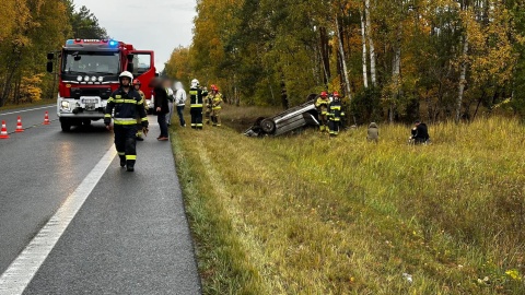 Samochód z czterema osobami w środku dachował. Kierowca uciekł, szuka go policja/fot. OSP Solec Kujawski