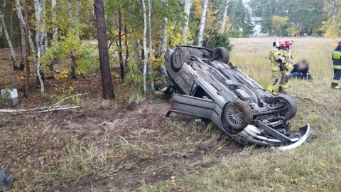 Samochód z czterema osobami w środku dachował. Kierowca uciekł, szuka go policja/fot. OSP Solec Kujawski