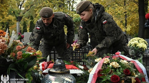 Delegacja Centrum Szkolenia WOT w Toruniu uporządkowała groby zasłużonych żołnierzy/fot: Centrum Szkolenia Wojsk Obrony Terytorialnej w Toruniu