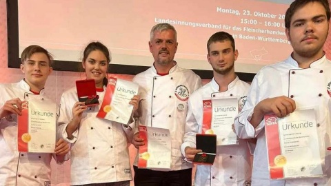 Młodzieżowa reprezentacja Polski zdobyła brązowy medal w konkursie wędliniarskim zorganizowanym podczas targów branży mięsnej w Stuttgarcie/fot. ZS CKR Kowal/Facebook