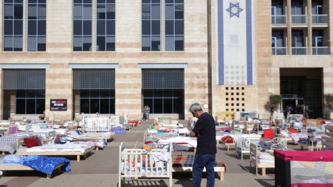 Na placu Safra w Jerozolimie powstała artystyczna instalacja „Puste Łóżka”, która reprezentuje 230 zakładników porwanych przez bojowników Hamasu z terytorium Izraela po ataku z 7 października/fot. EPA/ABIR SULTAN Dostawca: PAP/EPA