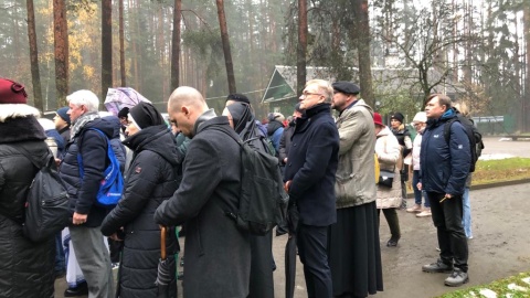 W modlitwie za zmarłych, której przewodniczył o. Paweł Krupa wzięło udział ponad 100 osób, w tym Konsul Generalny RP w Sankt Petersburgu Grzegorz Ślubowski/fot. Konsulat Generalny RP w Sankt Petersburgu, Facebook