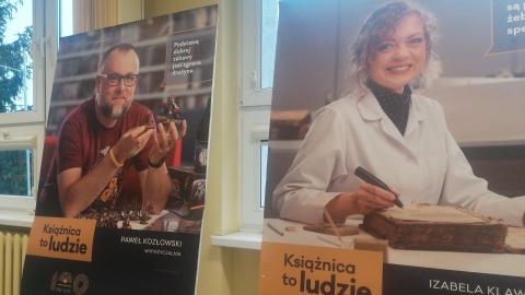 W ramach akcji „Książnica to ludzie” w Toruniu można trafić na plakaty z wizerunkami pracowników Książnicy Kopernikańskiej/fot: Iwona Muszytowska-Rzeszotek