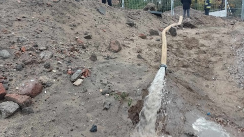Rozpoczęło się wypompowywanie wody z kompleksu św. Ducha w Toruniu, który został zalany po piątkowych ulewach. Na miejscu pracują strażacy i przedstawiciele wodociągów/fot. Michał Zaręba