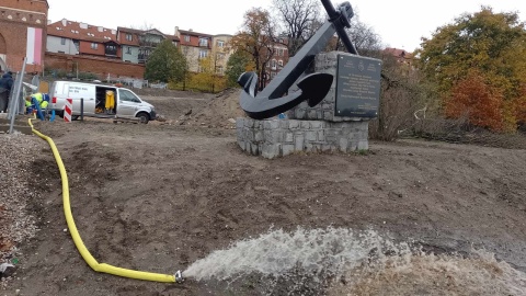 Rozpoczęło się wypompowywanie wody z kompleksu św. Ducha w Toruniu, który został zalany po piątkowych ulewach. Na miejscu pracują strażacy i przedstawiciele wodociągów/fot. Michał Zaręba