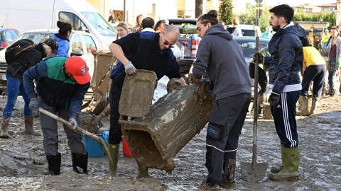 Setki ochotników wywożą błoto między innymi w zalanej miejscowości Campi Bisenzio koło Florencji, gdzie szkody są bardzo duże/fot. PAP/EPA/CLAUDIO GIOVANNINI