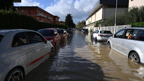 Setki ochotników wywożą błoto między innymi w zalanej miejscowości Campi Bisenzio koło Florencji, gdzie szkody są bardzo duże/fot. PAP/EPA/CLAUDIO GIOVANNINI