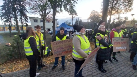 W Czarnowie odbył się protest mieszkańców, którzy domagają się poprawy bezpieczeństwa przy DK nr 80. To przy tej drodze zginął 15-letni Kuba/fot: Jolanta Fischer