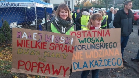 W Czarnowie odbył się protest mieszkańców, którzy domagają się poprawy bezpieczeństwa przy DK nr 80. To przy tej drodze zginął 15-letni Kuba/fot: Jolanta Fischer