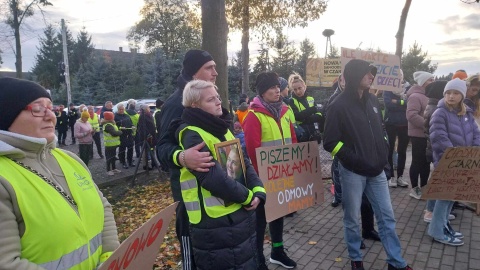 W Czarnowie odbył się protest mieszkańców, którzy domagają się poprawy bezpieczeństwa przy DK nr 80. To przy tej drodze zginął 15-letni Kuba/fot: Jolanta Fischer