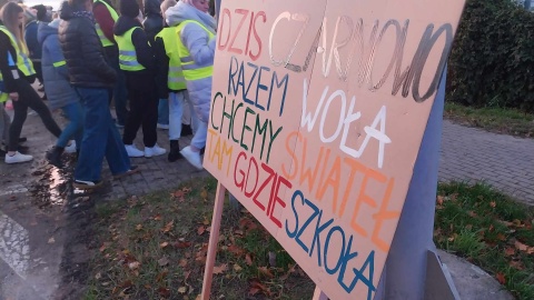 W Czarnowie odbył się protest mieszkańców, którzy domagają się poprawy bezpieczeństwa przy DK nr 80. To przy tej drodze zginął 15-letni Kuba/fot: Jolanta Fischer