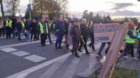 W Czarnowie odbył się protest mieszkańców, którzy domagają się poprawy bezpieczeństwa przy DK nr 80. To przy tej drodze zginął 15-letni Kuba/fot: Jolanta Fischer