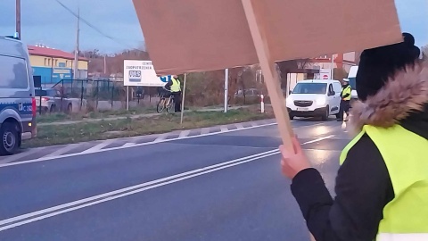 W Czarnowie odbył się protest mieszkańców, którzy domagają się poprawy bezpieczeństwa przy DK nr 80. To przy tej drodze zginął 15-letni Kuba/fot: Jolanta Fischer