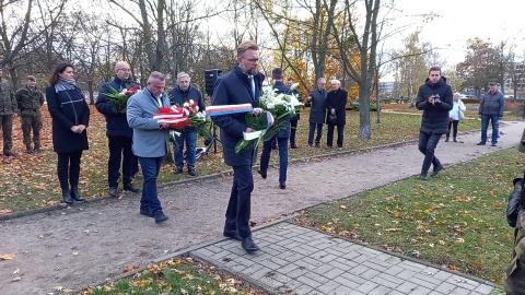 Byli osadzeni i przedstawiciele władz samorządowych oddali hołd ofiarom Wojskowych Obozów Internowania/fot: Tatiana Adonis