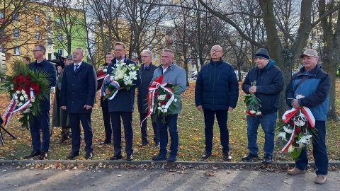 Byli osadzeni i przedstawiciele władz samorządowych oddali hołd ofiarom Wojskowych Obozów Internowania/fot: Tatiana Adonis