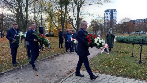 Byli osadzeni i przedstawiciele władz samorządowych oddali hołd ofiarom Wojskowych Obozów Internowania/fot: Tatiana Adonis