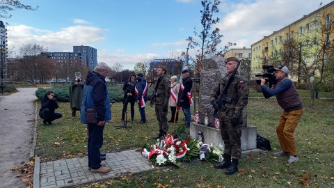 Byli osadzeni i przedstawiciele władz samorządowych oddali hołd ofiarom Wojskowych Obozów Internowania/fot: Tatiana Adonis