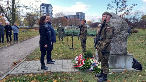 Byli osadzeni i przedstawiciele władz samorządowych oddali hołd ofiarom Wojskowych Obozów Internowania/fot: Tatiana Adonis