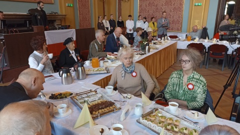 Spotkanie kombatantów z prezydentem Torunia było okazją do rozmów o przeszłości i przyszłości/fot: Monika Kaczyńska