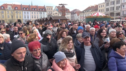 Śpiewanie piosenek patriotycznych z kapelą Ferajna Bydgoska na Starym Rynku w Bydgoszczy/jw