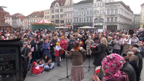 Śpiewanie piosenek patriotycznych z kapelą Ferajna Bydgoska na Starym Rynku w Bydgoszczy/jw