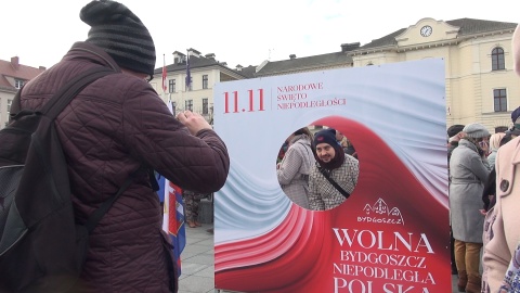 Śpiewanie piosenek patriotycznych z kapelą Ferajna Bydgoska na Starym Rynku w Bydgoszczy/jw