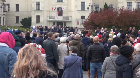 Śpiewanie piosenek patriotycznych z kapelą Ferajna Bydgoska na Starym Rynku w Bydgoszczy/jw