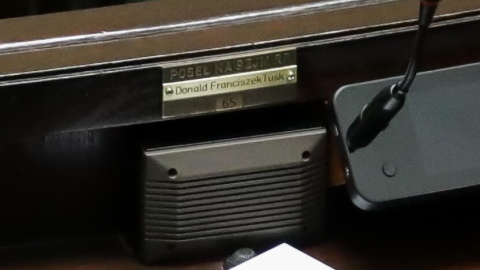 Przygotowania na sali obrad, dzień przed pierwszym posiedzeniem Sejmu X kadencji, wieczorem 12 bm. w Warszawie. Sejm X kadencji został wybrany w wyborach 15 października 2023/fot. PAP/Tomasz Gzell