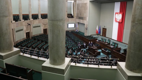 Przygotowania na sali obrad, dzień przed pierwszym posiedzeniem Sejmu X kadencji, wieczorem 12 bm. w Warszawie. Sejm X kadencji został wybrany w wyborach 15 października 2023/fot. PAP/Tomasz Gzell