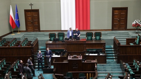 Przygotowania na sali obrad, dzień przed pierwszym posiedzeniem Sejmu X kadencji, wieczorem 12 bm. w Warszawie. Sejm X kadencji został wybrany w wyborach 15 października 2023/fot. PAP/Tomasz Gzell