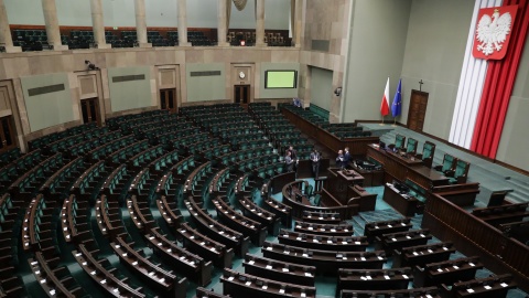 Przygotowania na sali obrad, dzień przed pierwszym posiedzeniem Sejmu X kadencji, wieczorem 12 bm. w Warszawie. Sejm X kadencji został wybrany w wyborach 15 października 2023/fot. PAP/Tomasz Gzell
