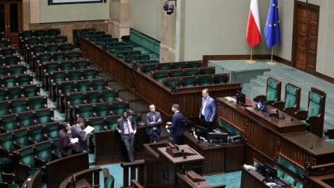 Przygotowania na sali obrad, dzień przed pierwszym posiedzeniem Sejmu X kadencji, wieczorem 12 bm. w Warszawie. Sejm X kadencji został wybrany w wyborach 15 października 2023/fot. PAP/Tomasz Gzell
