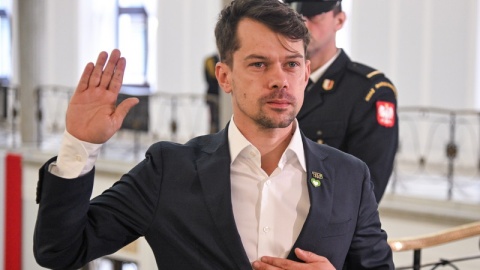 Poseł KO Michał Kołodziejczak na korytarzu sejmowym przed pierwszym posiedzeniem izby w Warszawie /fot. PAP/Radek Pietruszka
