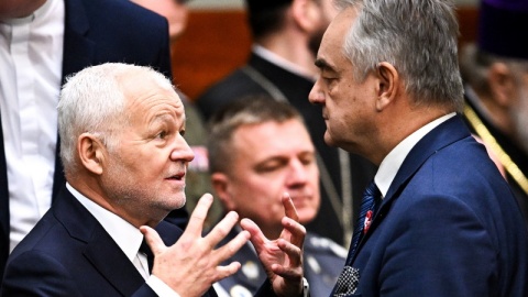 Przewodniczący Rady Naczelnej PSL Waldemar Pawlak (P) oraz były premier RP Jan Krzysztof Bielecki (L) na sali obrad Sejmu w Warszawie przed pierwszym posiedzeniem Sejmu X kadencji/fot. PAP/Radek Pietruszka