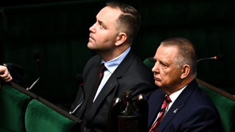 Prezes IPN Karol Nawrocki (L) oraz prezes Najwyższej Izby Kontroli Marian Banaś (P) na sali obrad Sejmu w Warszawie przed pierwszym posiedzeniem Sejmu X kadencji/fot. PAP/Radek Pietruszka