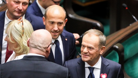 Przewodniczący PO Donald Tusk (P) oraz poseł KO Borys Budka (2P) na sali Sejmu przed pierwszym posiedzeniem izby w Warszawie /fot. PAP/Paweł Supernak