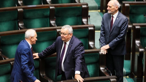 Posłowie PiS: Antoni Macierewicz (P), Krzysztof Tchórzewski (L) i Andrzej Adamczyk (C) na sali Sejmu przed pierwszym posiedzeniem izby w Warszawie /fot. PAP/Paweł Supernak