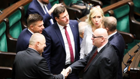 Posłowie Trzeciej Drogi: Piotr Zgorzelski (P-dół), Urszula Pasławska (3P), Krzysztof Paszyk (C) oraz Ryszard Petru (L) na sali Sejmu przed pierwszym posiedzeniem izby w Warszawie/fot. PAP/Paweł Supernak