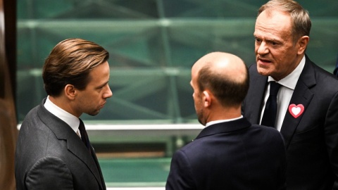 Przewodniczący PO Donald Tusk (P), wiceprzewodniczący PO Borys Budka (2P) oraz poseł konfederacji Krzysztof Bosak (L) na sali obrad Sejmu w Warszawie przed pierwszym posiedzeniem Sejmu X kadencji /fot. PAP/Radek Pietruszka