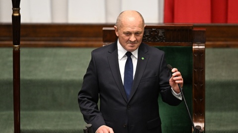 Marszałek senior Sejmu Marek Sawicki ropoczyna pierwsze posiedzenie Sejmu X kadencji na sali obrad Sejmu w Warszawie/fot. PAP/Radek Pietruszka