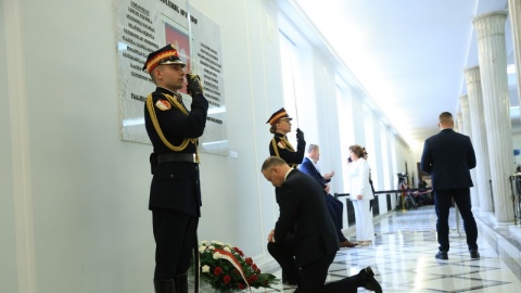 Prezydent RP Andrzej Duda złożył kwiaty pod tablicami, poświęconymi św. Janowi Pawłowi II, prezydentowi Lechowi Kaczyńskiemu, marszałkowi Maciejowi Płażyńskiemu, posłom poległym podczas II wojny światowej oraz ofiarom katastrofy smoleńskiej, w Sejmie w Warszawie/fot. PAP/Rafał Guz