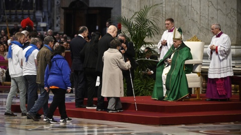 Rano papież odprawił Mszę św. w bazylice Świętego Piotra, w której uczestniczyli podopieczni organizacji pomocowych i wolontariusze/fot. Riccardo Antimiani/PAP/EPA