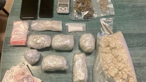 Policjanci zabezpieczyli ponad 1,7 kg różnego rodzaju środków - 3CMC, marihuany i kokainy, a także pieniądze prawie 2 tys. zł, telefony komórkowe i wagę elektroniczną/fot. materiały policji