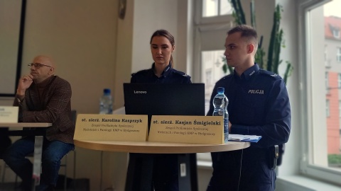 Policjanci chcą wyczulić seniorów na próby oszustw, które wraz z rozwojem technologii są coraz bardziej wyszukane/fot: Tatiana Adonis